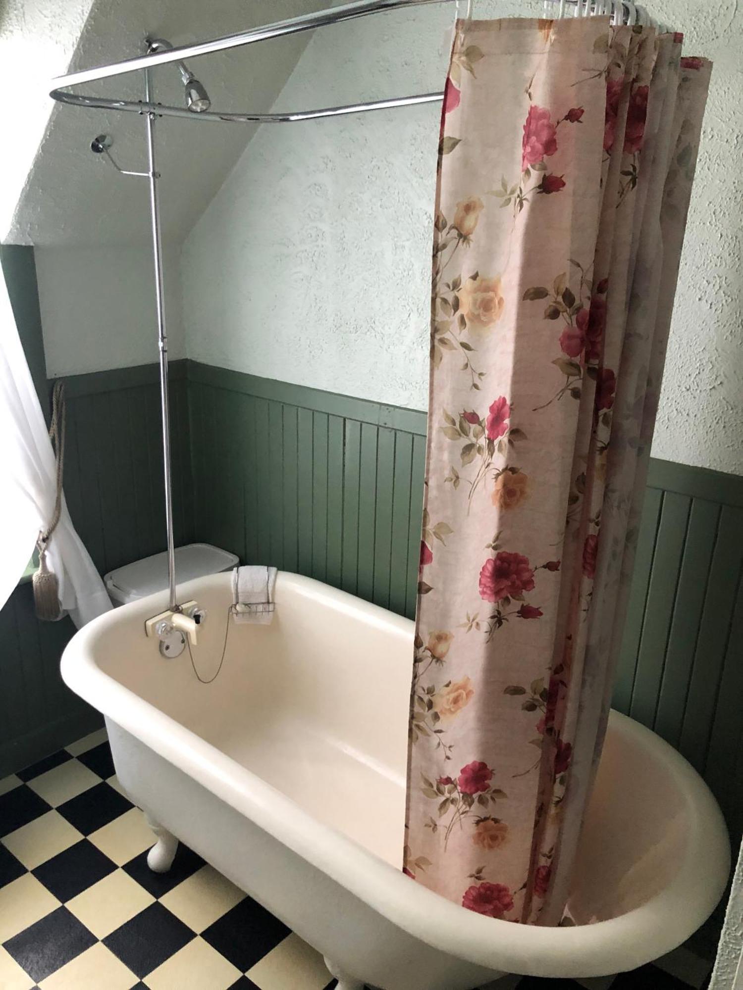 Lacasa Enshediac Bed & Breakfast 3*